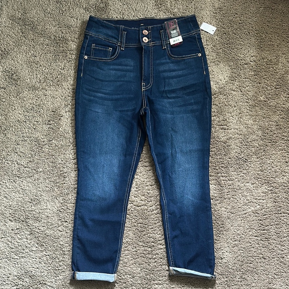 No Boundaries Capri Jeans with Classic Denim Texture